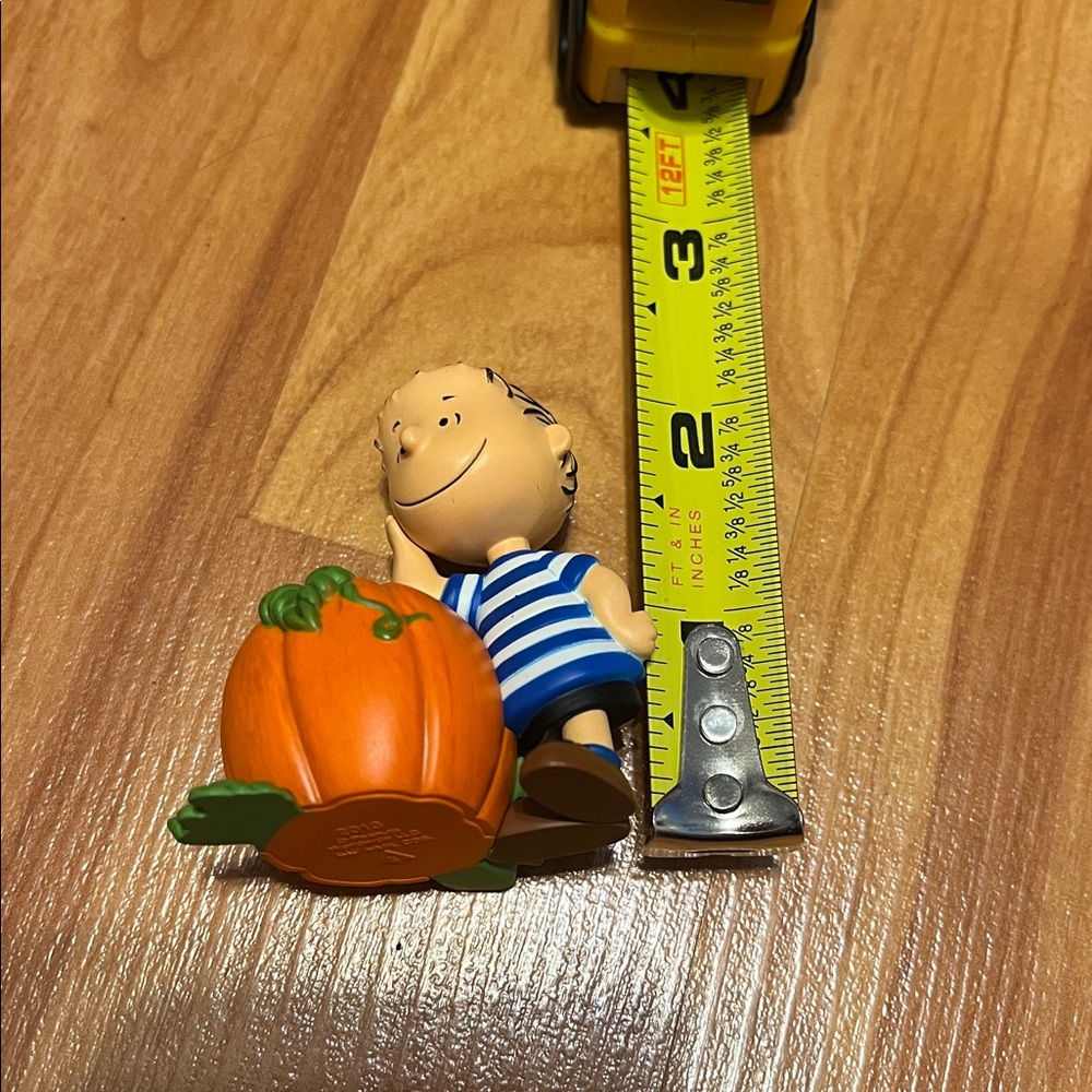 Hallmark Keepsake Peanuts Linus with Orange Pumpkin Figure - Retired - Picture 5 of 6